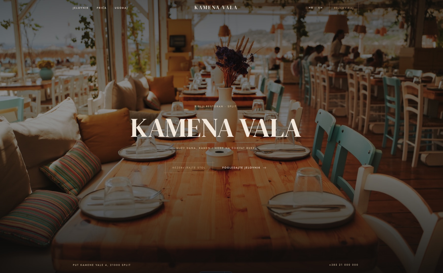 Naslovnica koncepta Kamena Vala: riblji restoran u Splitu, velika fotografija terase s postavljenim stolom i gumbom za rezervaciju stola